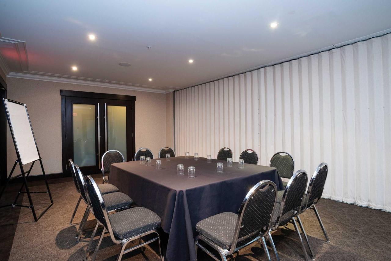 Sandman Hotel & Suites Calgary West Dış mekan fotoğraf